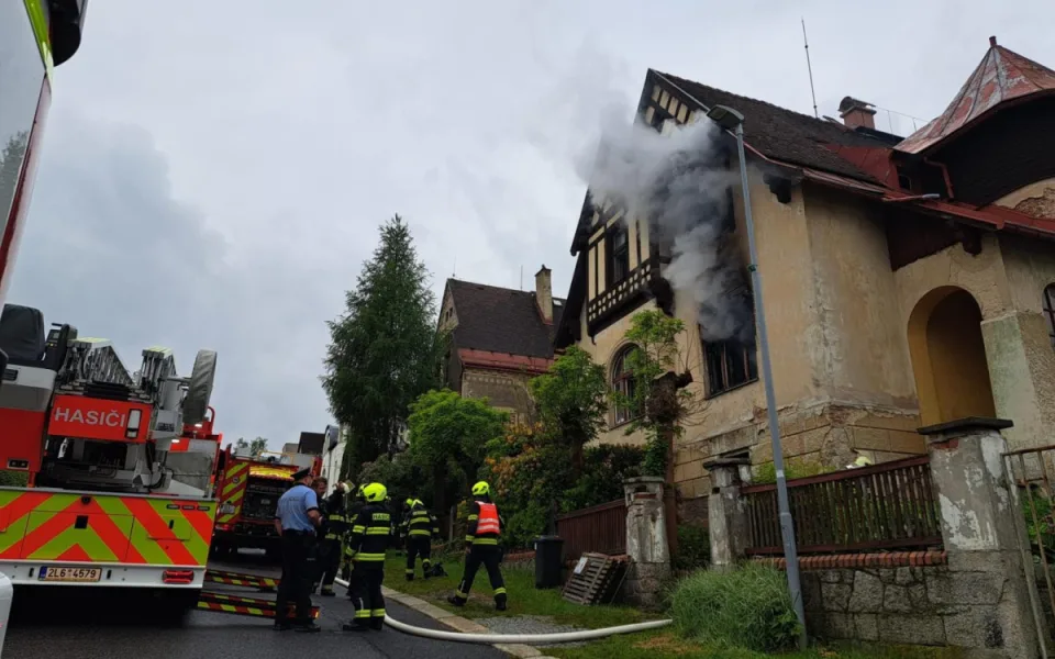 Požár, při němž v Jablonci zemřela seniorka, zavinila asi technická závada