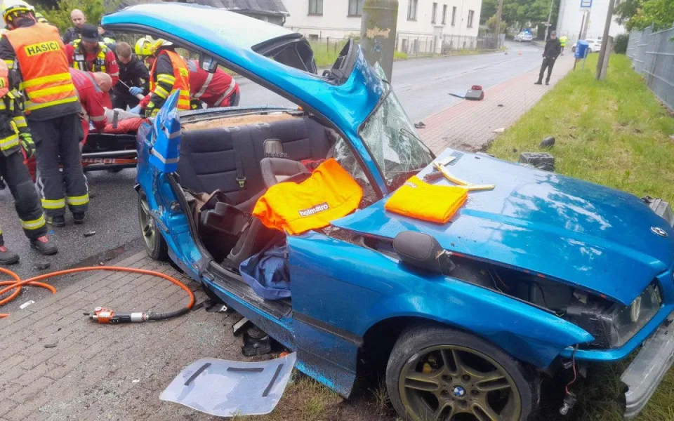 Těžkou nehodu ve Vesci nahlásil na tísňovou linku chytrý telefon