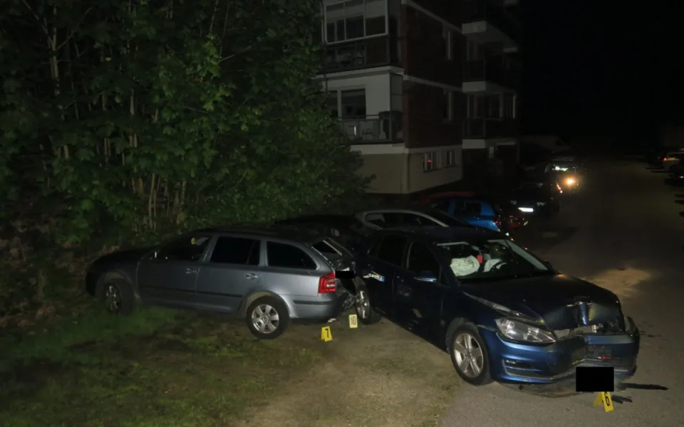 Osmnáctiletá neřidička nabourala do kontejneru i  aut. Nadýchala skoro dvě promile