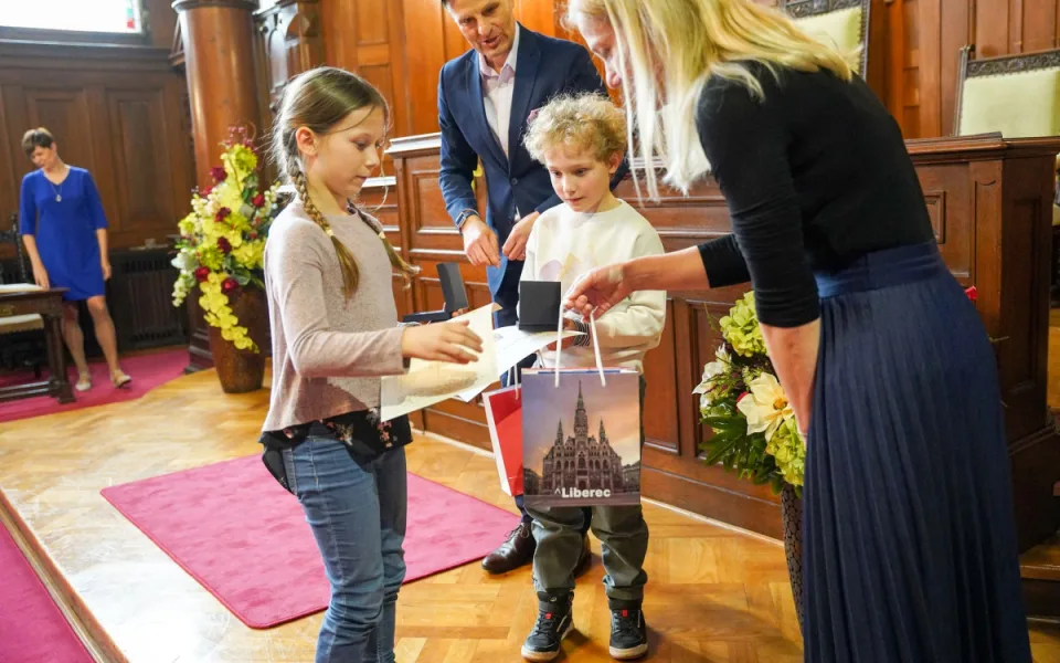Odvážní třeťáci pomohli napadené ženě, zatímco dospělí přihlíželi