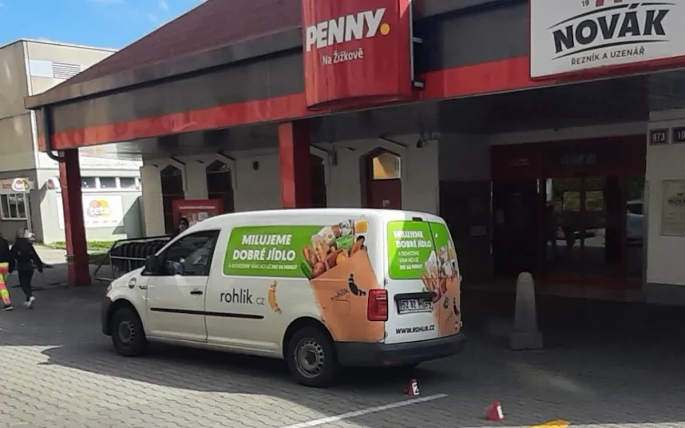 Auto před Penny v Rochlici srazilo ženu. Hledají se svědci