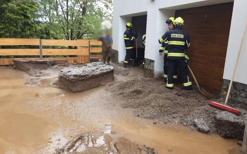 Voda a bahno zaplavily domy v Dalešicích. Bouřky dorazí i v neděli