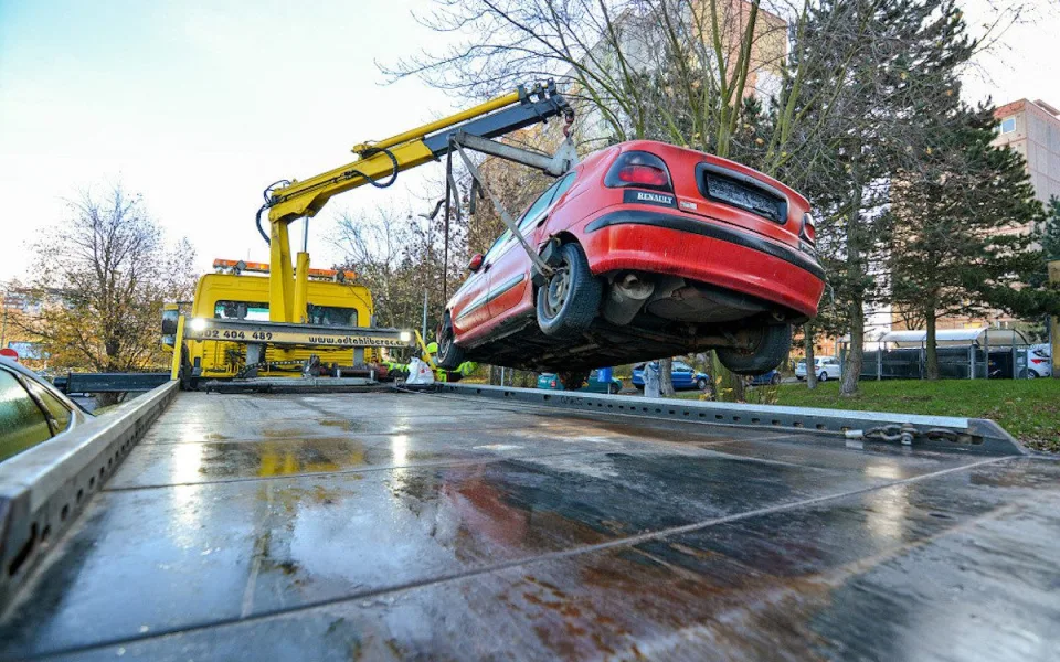 Liberec hledá novou firmu na odtah autovraků, současná odstranila přes 100 aut