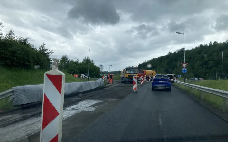Na kruháči u Mníšku opravují silničáři vozovku, sjezd na Stráž je zavřený