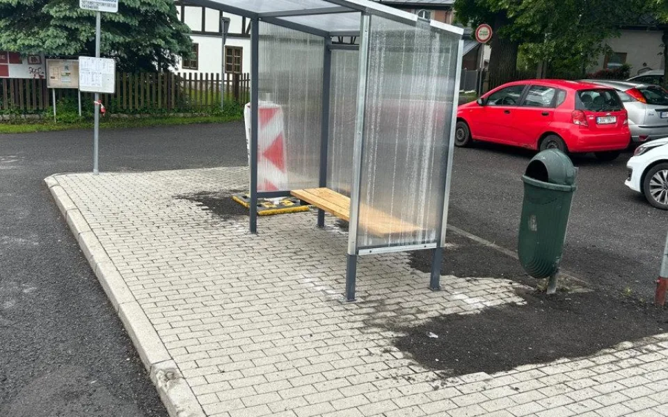 Výměnu autobusových čekáren v Jablonci provázejí kvůli dočasným zastávkám emoce