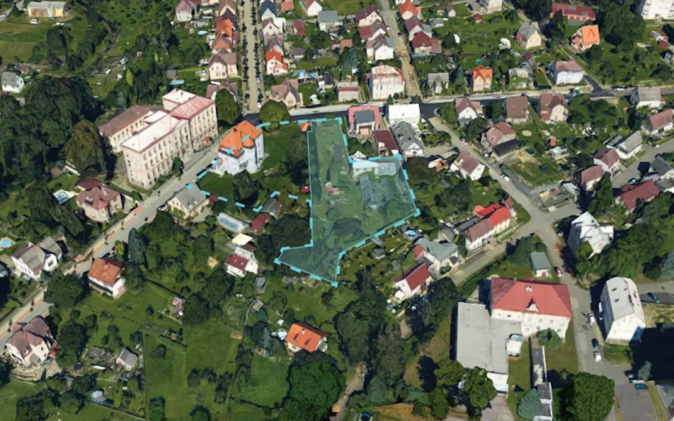 Frýdlant nabízí pozemek pro stavbu bytového domu, radnice stavět nechce