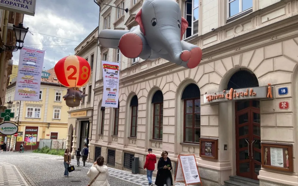 Mezinárodní loutkářský festival Mateřinka začíná, nafukovací sloni už vlají