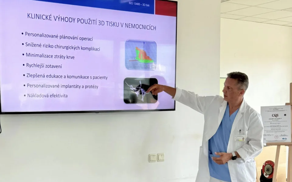 Liberecká nemocnice získala certifikát, díky kterému si může jako první v republice sama tisknout na 3D tiskárně implantáty. V úterý tento certifikát představila nemocnice veřejnosti.