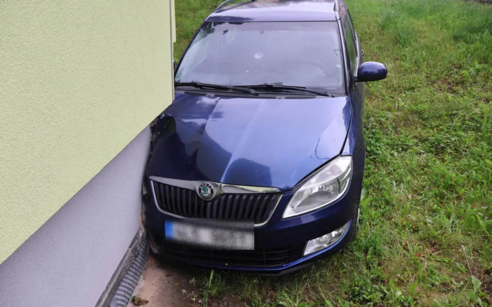 Špatně zaparkované auto se rozjelo, zastavilo až o panelák