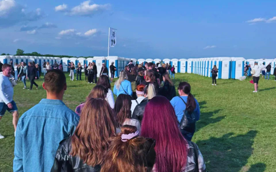 Průzkum ukázal, co vadí návštěvníkům hudebních festivalů. Od záchodů až po drogy