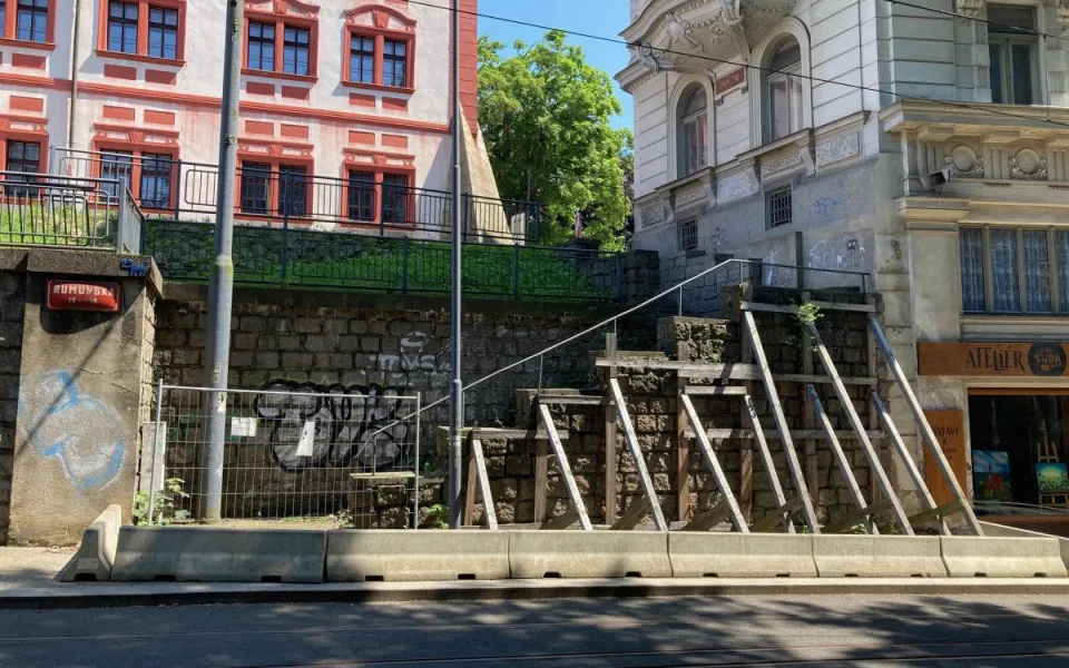 Liberec po 150 letech opraví žulové schodiště s opěrnou zdí nedaleko zámku