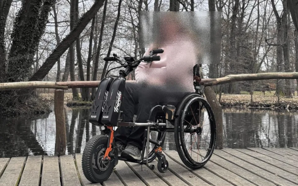Malá krádež, velké neštěstí. Zloděj ukradl z invalidního vozíku pro něj bezcenný přídavný pohon