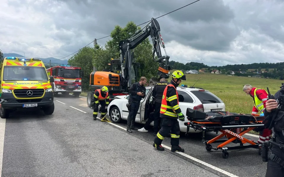 Vážná nehoda auta a bagru za Frýdlantem. Zraněné dítě dopravil vrtulník do Ústí