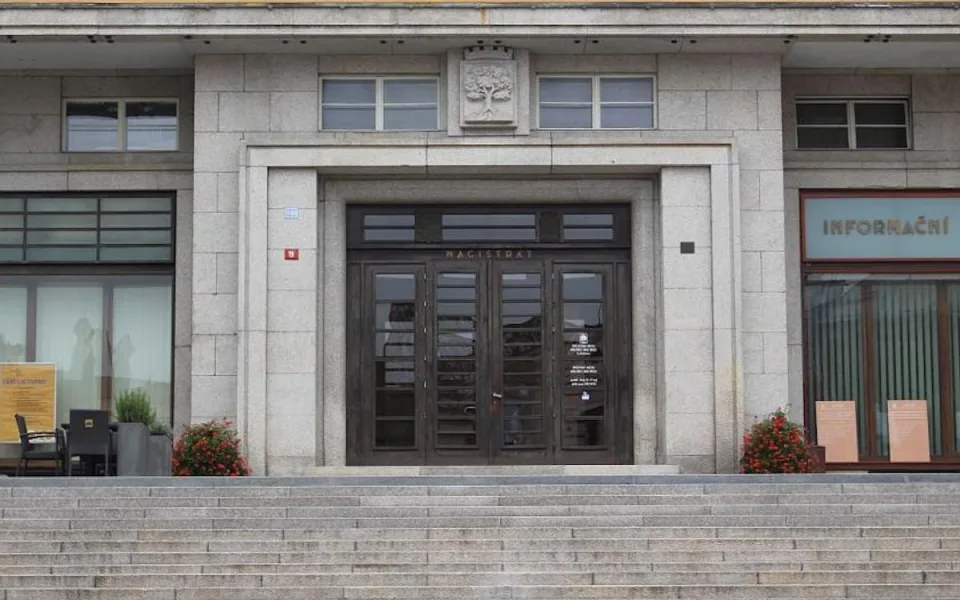 Jablonec obnoví novu radnici za necelých 26 milionů. Vrátí se Winterovy dveře