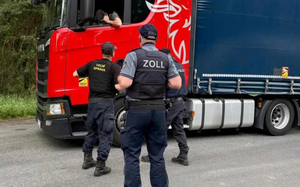 Detektor tlukotu srdce či termovize. Česká a německá policie hledala nelegální migranty