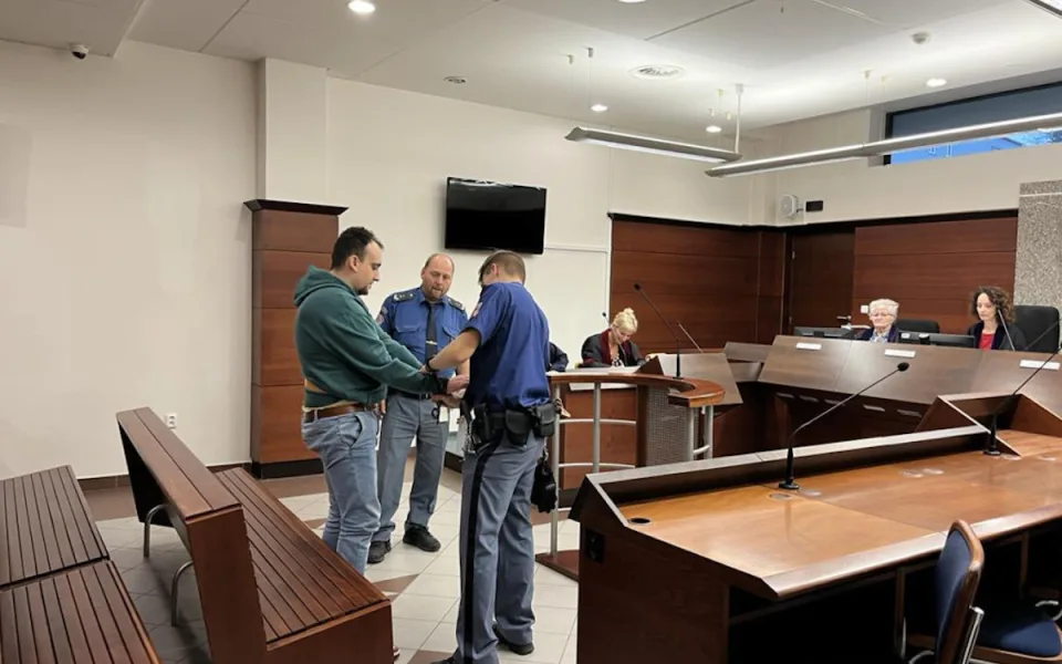 Soud potvrdil muži výjimečný trest 23 let za ubodání družky před jejich dětmi
