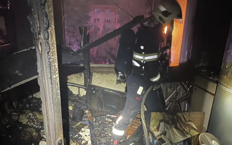Noční požár ve Vratislavicích. Hasiči přímo na místě museli resuscitovat člověka