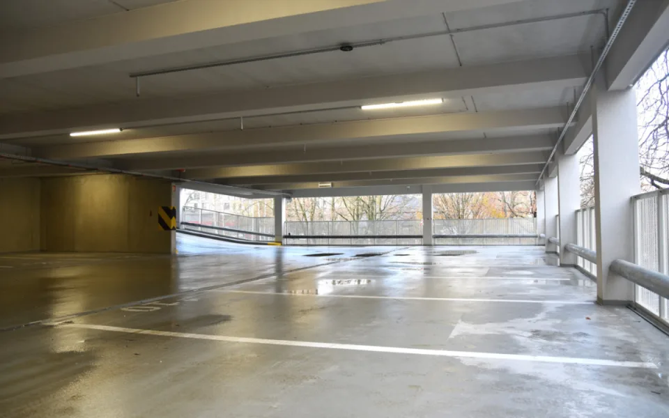 Parkovací dům u krajského úřadu čekají opravy. Rok a půl od otevření