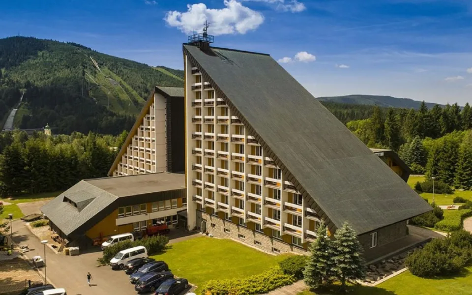 Pozemky okolo hotelu Sklář od státu koupí jeho majitel. Zaplatí 73 milionů korun