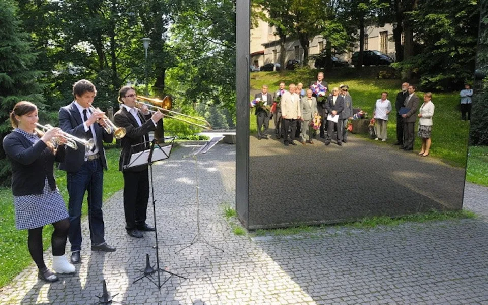 Oběti komunismu si shromážděním u památníku připomene i Liberec
