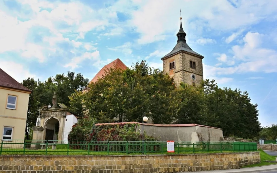 Stvolínky, Velenice či Brniště. Další obce převezmou památky od církve