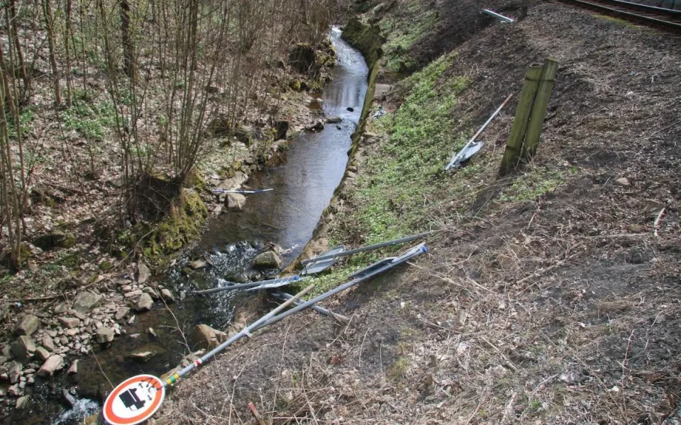 Opilecké řádění mladíka. Na přejezdu vytrhal značky a naházel je do potoka, hrozí mu šest let