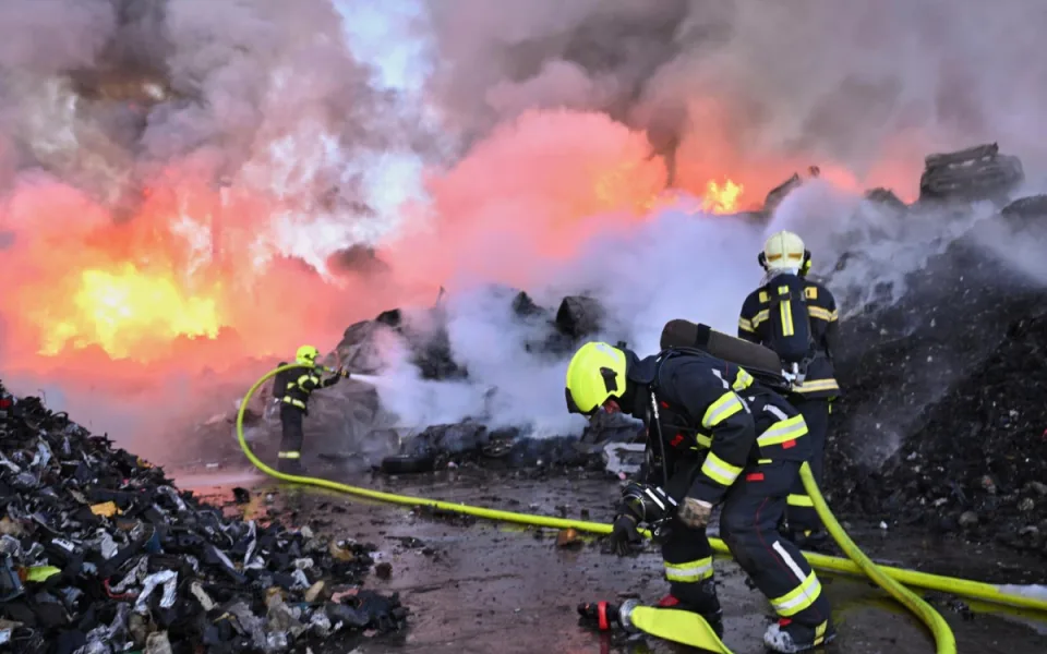 Požár kovošrotu způsobil škody za 5,5 milionu korun. Případ řeší policie