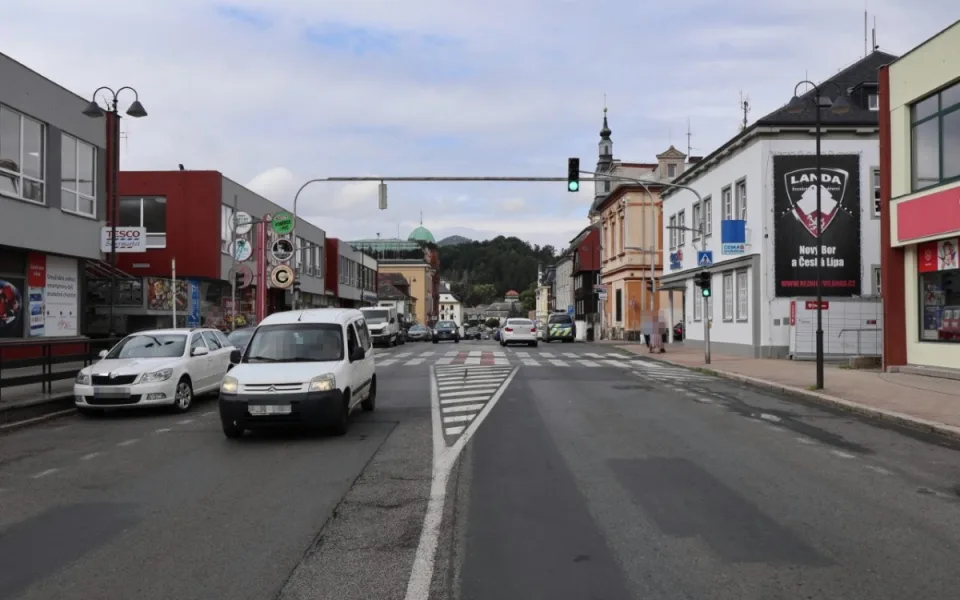 Mladík na elektrokoloběžce na přechodu srazil muže a ujel. Hledá ho policie
