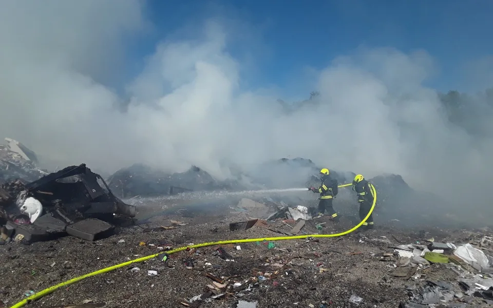 Další požár na Českolipsku. Hořela skládka ve Volfarticích