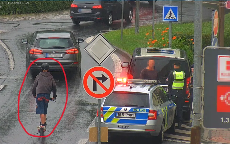 Koloběžkář srazil na přechodu muže a ujel. Policie zveřejnila fotografii