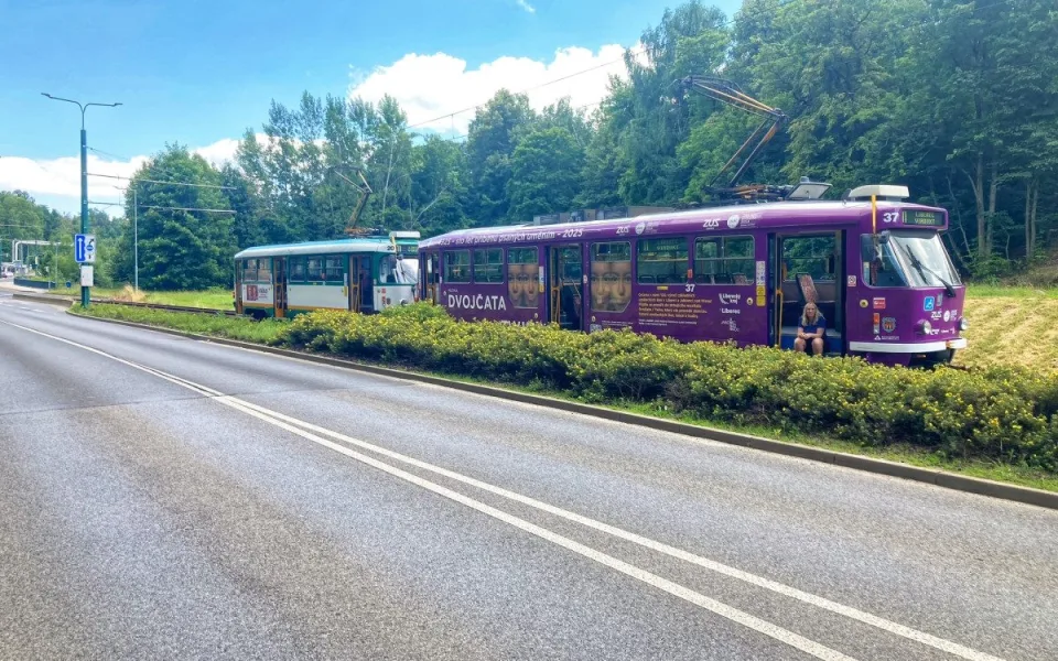 Kvůli výpadku elektrické energie zůstala stát i tramvaj na lince č. 11 mezi za zastávkou U lomu