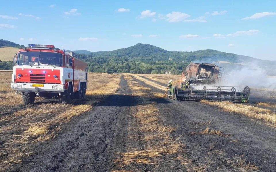 V Jezvé na Českolipsku hořelo pole i s kombajnem, škoda přesáhla milion
