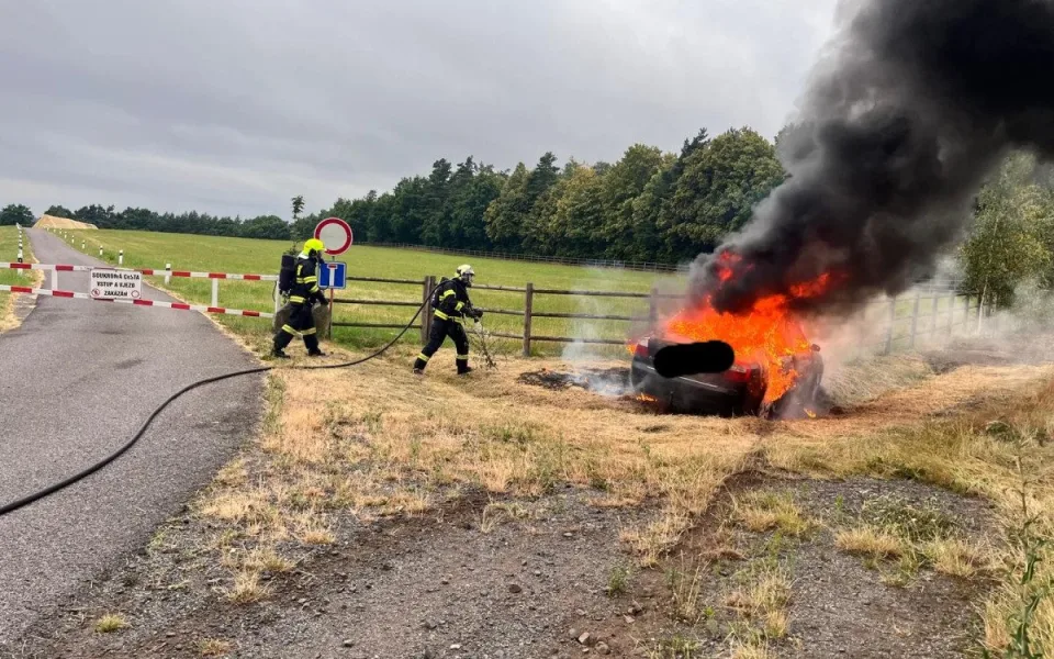 V Kunraticích na Frýdlantsku hořelo nad ránem auto, uvnitř nikdo nebyl