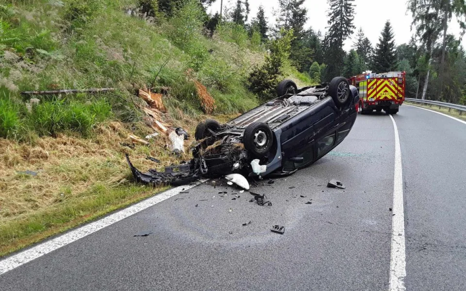 Auto skončilo po nehodě v Doksech na střeše, řidička vyvázla s lehkým zraněním