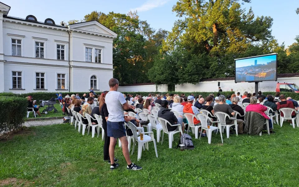 Ilustrační foto z loňského promítání letního kina u paláce Liebieg, který zajišťovalo Komunitní středisko Kontakt Liberec.