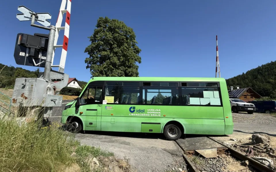 Malý autobus, zajíždějící na náves, už na přejezdu v Andělské Hoře problémy nemá. Větší autobusy však ano.