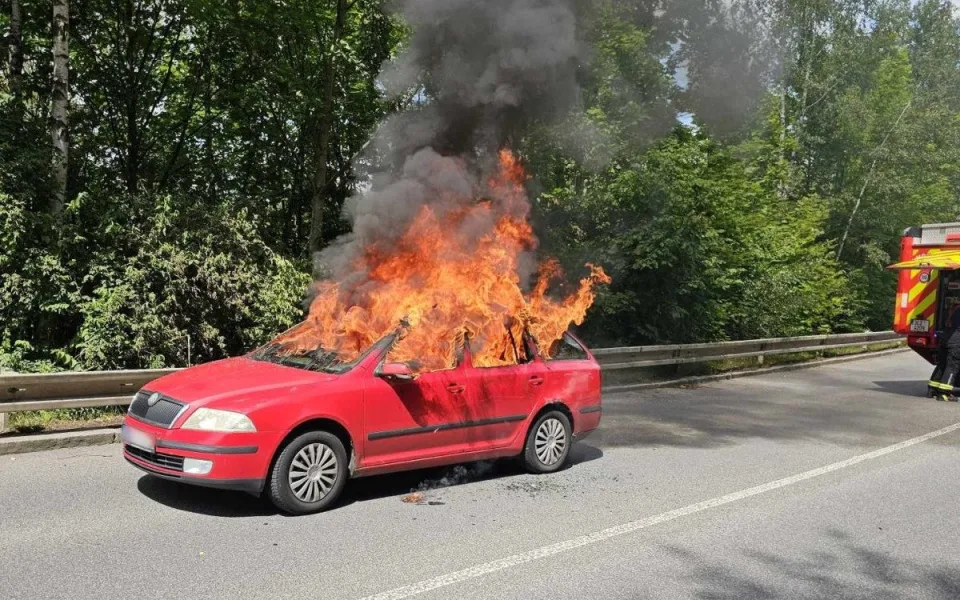 Auto v plamenech v Liberci Růžodole. Hasiči ho uhasili během několika minut