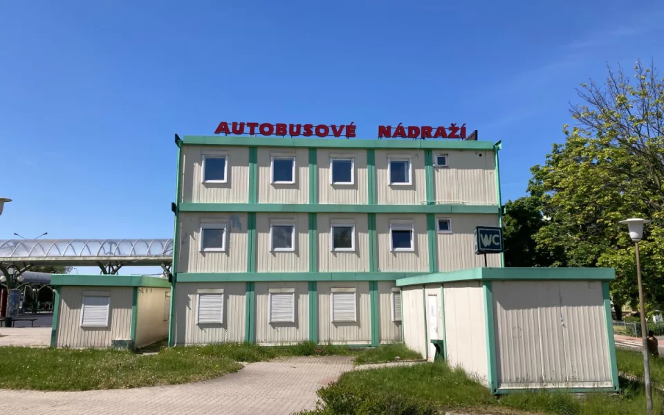 Buňky z autobusového nádraží v Liberci zmizí ve středu, odvoz začne v 8 ráno