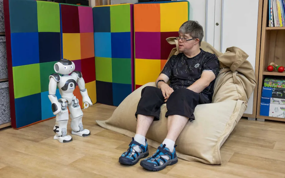Hendikepovaným lidem v Jablonci pomáhá robot. Komunikuje, cvičí i vyhodnocuje