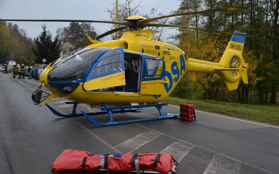 Vážná nehoda u Českého Dubu. Dva zranění motorkáři po srážce s autem
