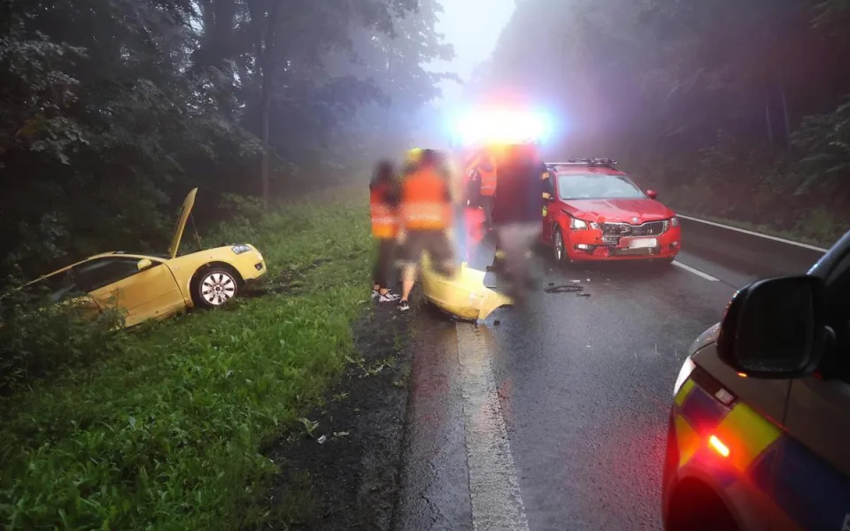 Ve vysoké rychlosti nezvládl průjezd zatáčky, naboural v protisměru jedoucí auto