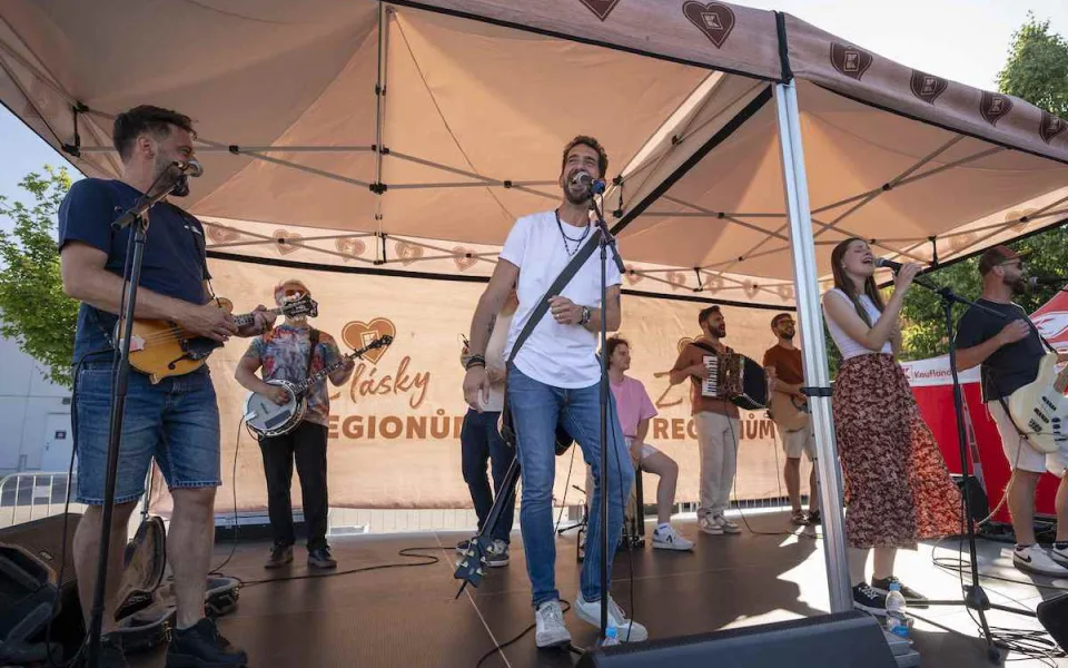 Kapela Jelen přijede do Liberce. Zažijte mini koncert zdarma přímo u Kauflandu