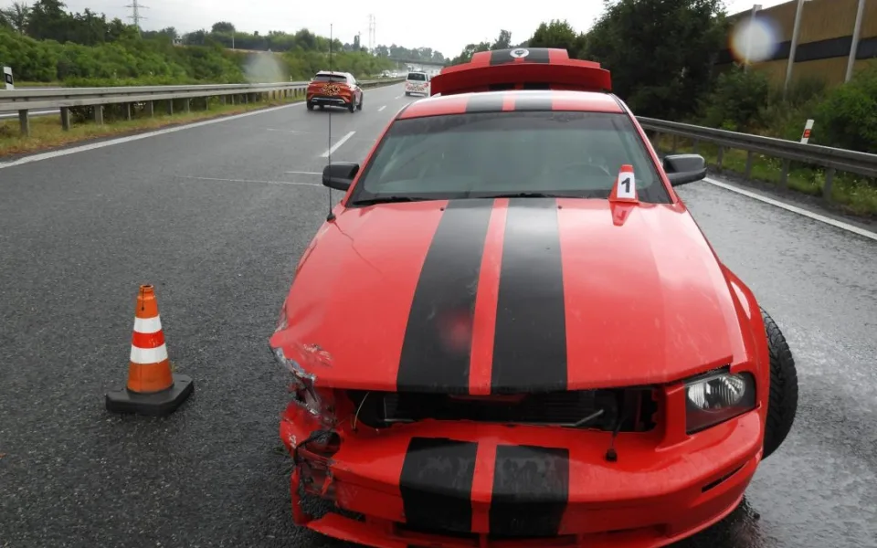 Mustang dostal na mokré vozovce smyk, skončil ve svodidlech. Škoda je 300 tisíc