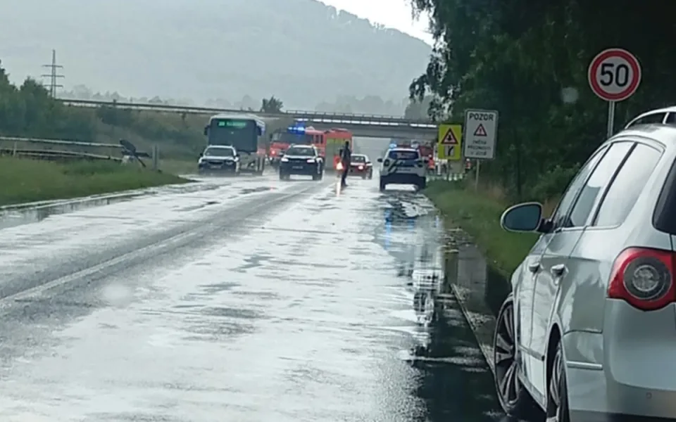 Bilance střetu Superbu s autobusem u Stráže pod Ralskem: 5 zraněných