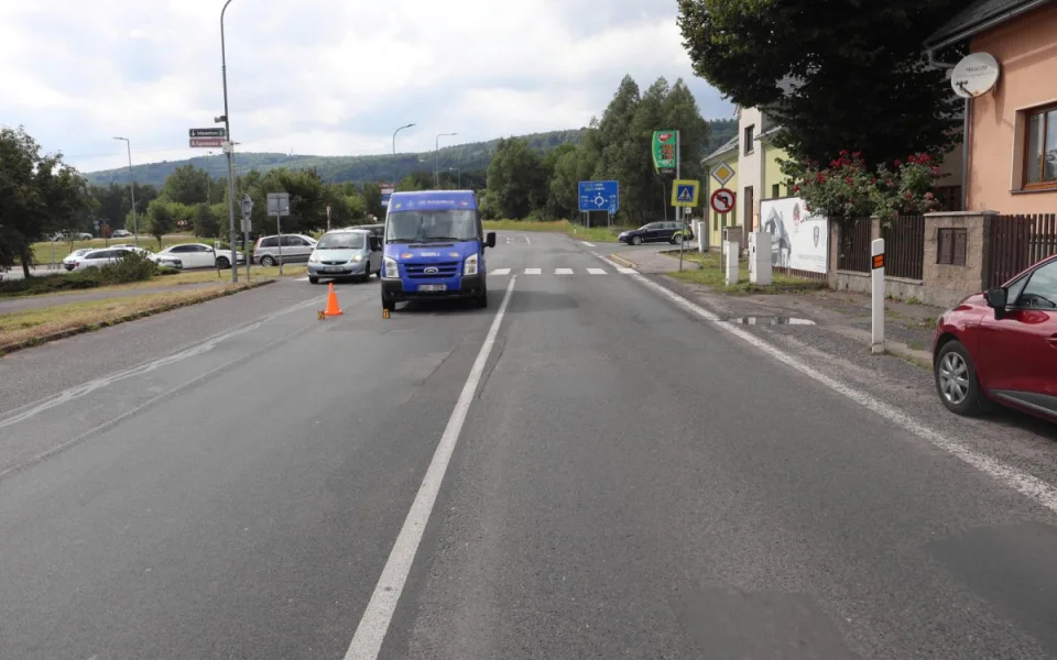 Dodávka v Novém Boru narazila do přecházející chodkyně. Policie hledá svědky