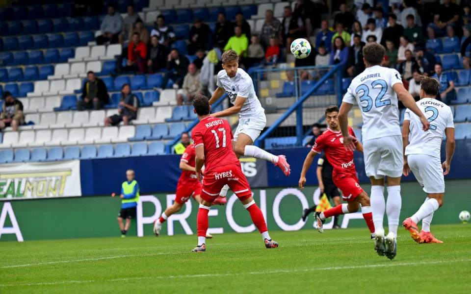 Slovan zvládl domácí premiéru, Pardubice porazil 2:1