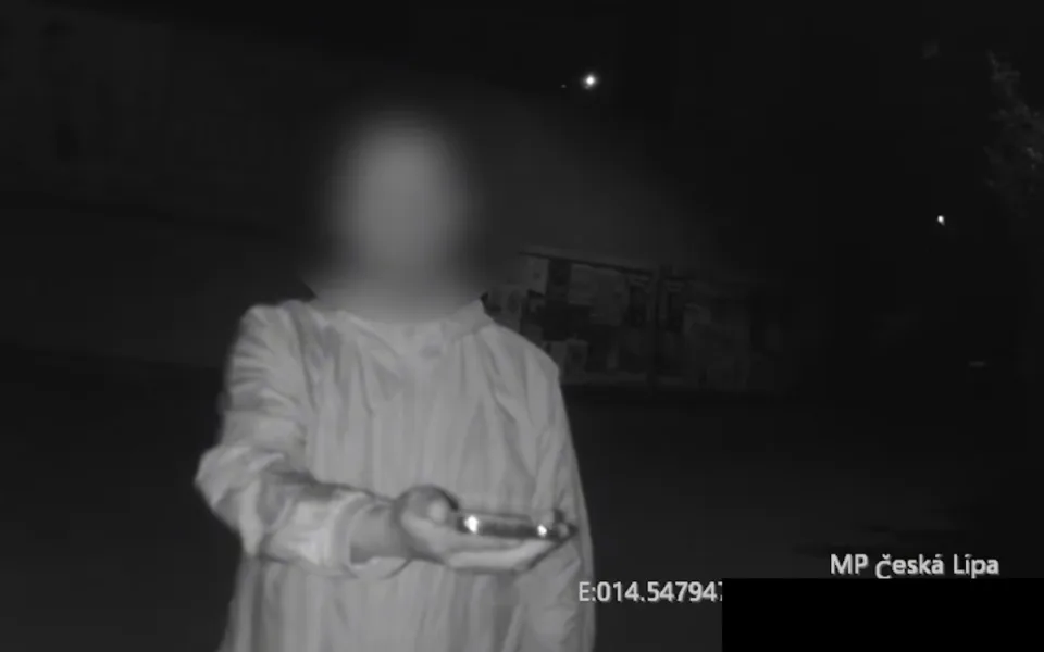 Omlouvám se, pane policajt. Muž chtěl platit jen bezkontaktně, museli přijet strážníci