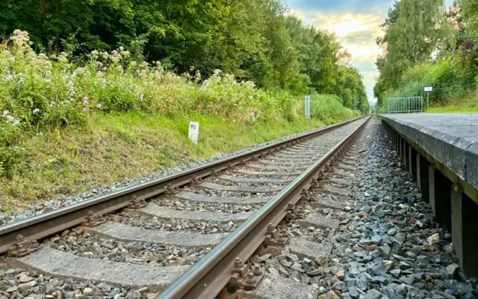 Chvíli od tragédie. V České Lípě zabránil sražení seniora vlakem kolemjdoucí