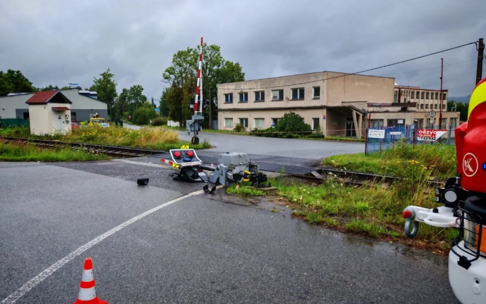 Kamion v Ostašově zbořil signalizační zařízení, vlaky na Českou Lípu nejezdí