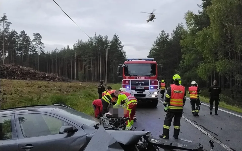 Vážná nehoda v Hradčanech na Českolipsku. Řidičku transportoval do nemocnice vrtulník